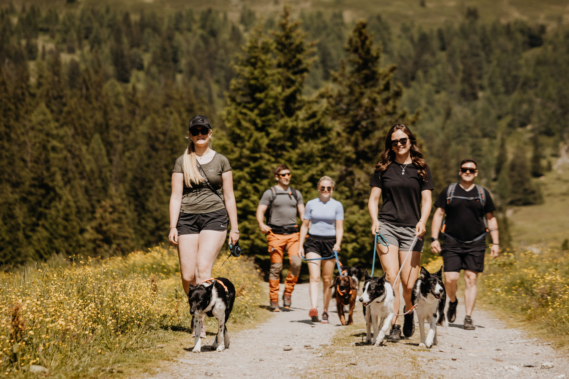 Zwei glückliche Urlauberinnen mit ihren Hunden im DogCenter vom Hotel Grimming