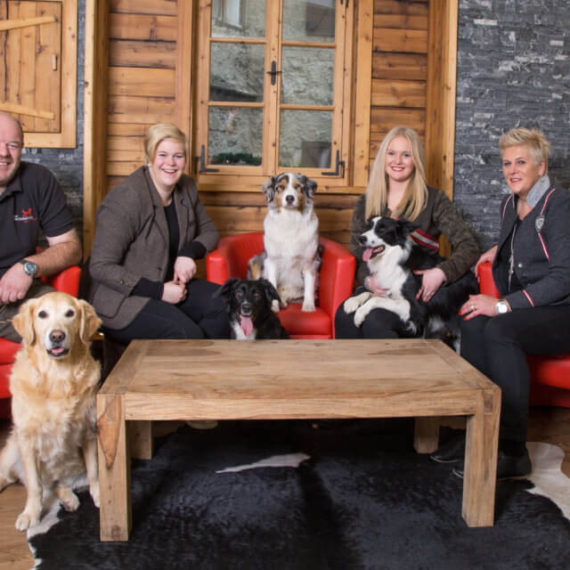 Hotel Grimming Gründer mit Hunden