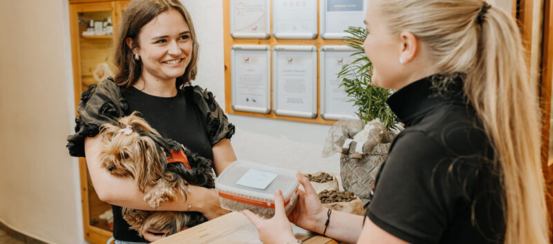 Futterservice: Valentina überreicht einer Urlauberin das Lieblingsfutter ihres Hundes